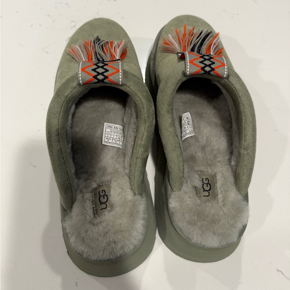 New! UGGS! - Picture 4 of 16